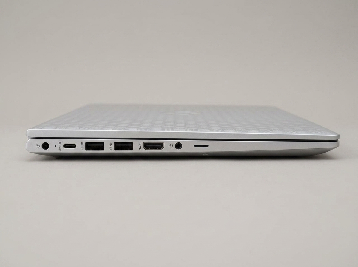 Port sisi kiri: USB-C, USB, HDMI, audio