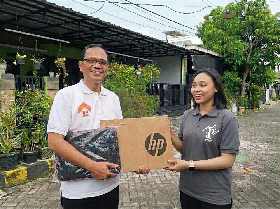 Serah terima laptop HP ke Bapak Mujahid oleh tim ITPIO