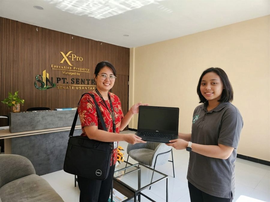 Serah terima laptop ke Rini di kantor X-Pro Executive Property oleh tim ITPIO