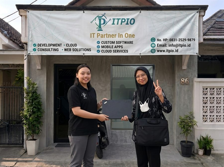 Serah terima laptop ThinkPad ke Ibu Zahro di depan kantor ITPIO